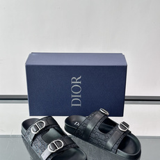 Dior Aqua 凉鞋Oblique 印花面料 这款经重新演绎的 Dior Aqua 凉鞋展现乔纳森·安德森 (Jon Dior Aqua 凉鞋Oblique 印花面料 这款经重新演绎的 Dior Aqua 凉鞋展现乔纳森·安德森 (Jon