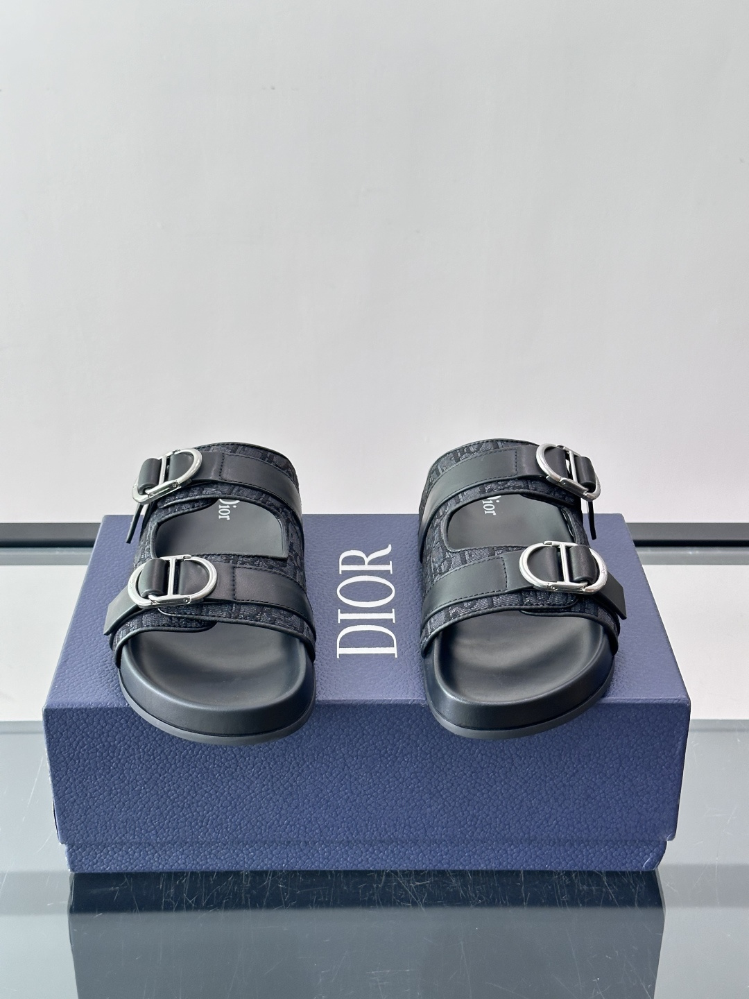 Dior Aqua 凉鞋Oblique 印花面料 这款经重新演绎的 Dior Aqua 凉鞋展现乔纳森·安德森 (Jon Dior Aqua 凉鞋Oblique 印花面料 这款经重新演绎的 Dior Aqua 凉鞋展现乔纳森·安德森 (Jon