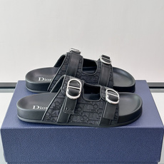 Dior Aqua 凉鞋Oblique 印花面料 这款经重新演绎的 Dior Aqua 凉鞋展现乔纳森·安德森 (Jon Dior Aqua 凉鞋Oblique 印花面料 这款经重新演绎的 Dior Aqua 凉鞋展现乔纳森·安德森 (Jon