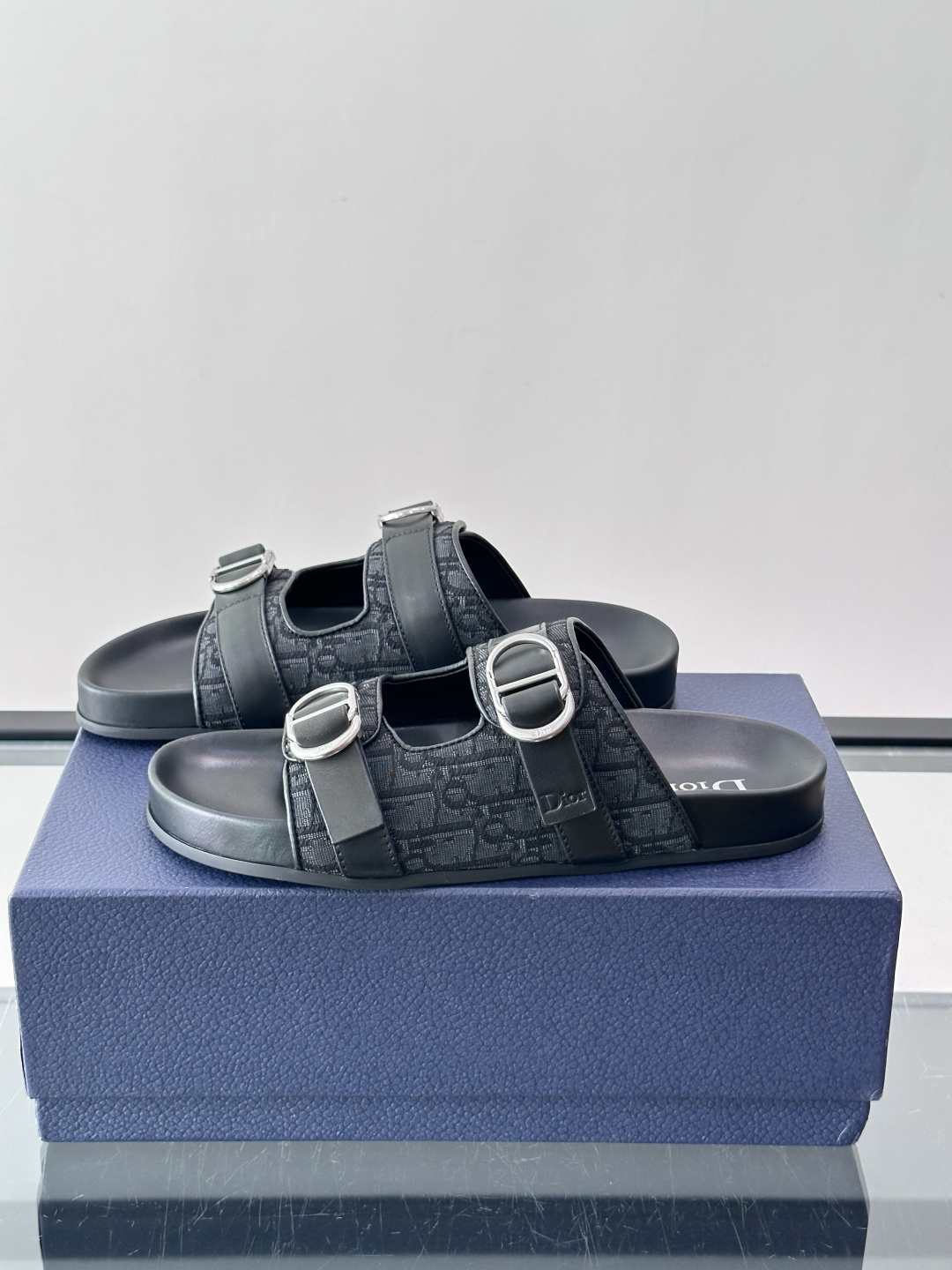 Dior Aqua 凉鞋Oblique 印花面料 这款经重新演绎的 Dior Aqua 凉鞋展现乔纳森·安德森 (Jon Dior Aqua 凉鞋Oblique 印花面料 这款经重新演绎的 Dior Aqua 凉鞋展现乔纳森·安德森 (Jon