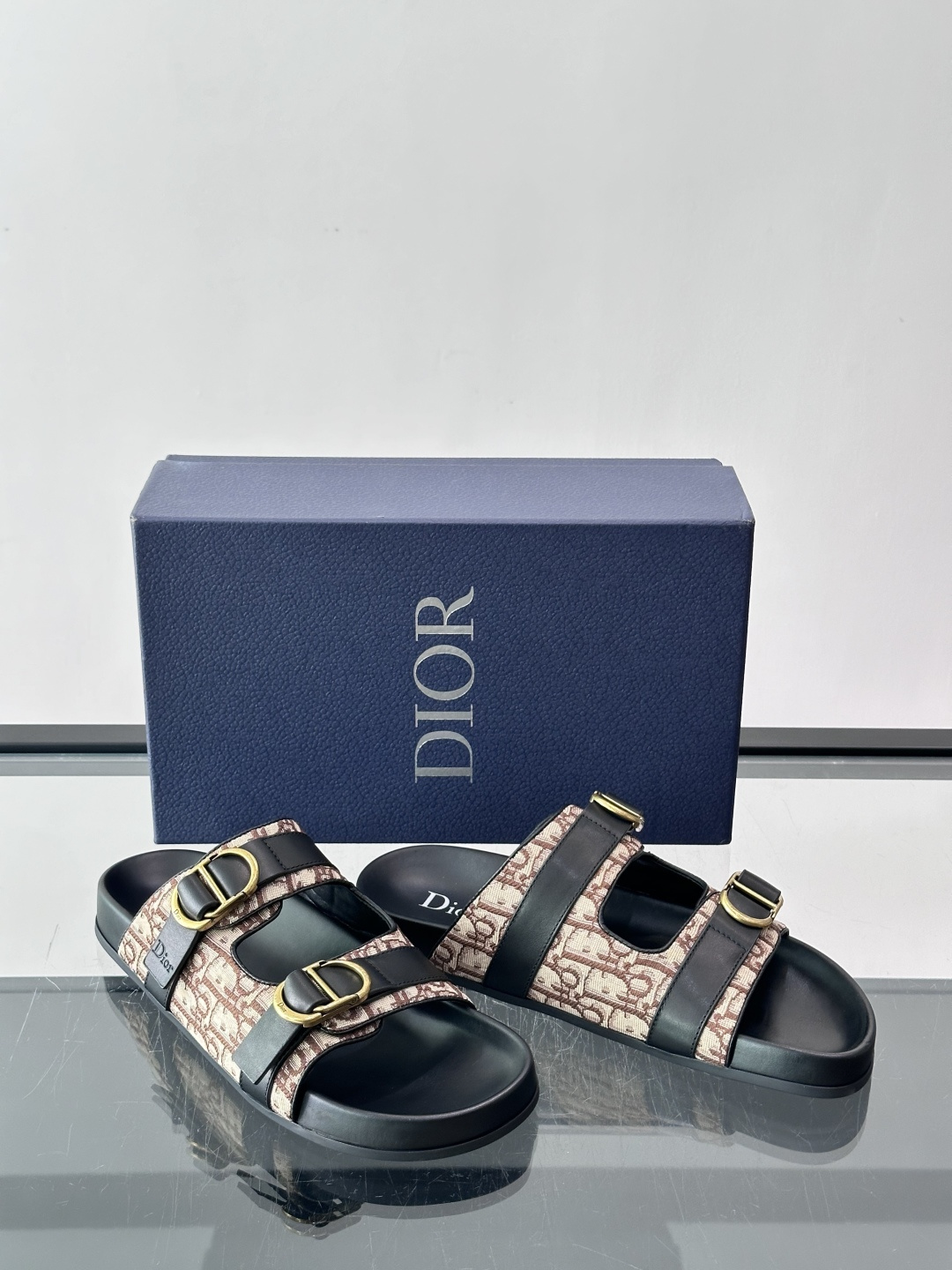 Dior Aqua 凉鞋Oblique 印花面料 这款经重新演绎的 Dior Aqua 凉鞋展现乔纳森·安德森 (Jon