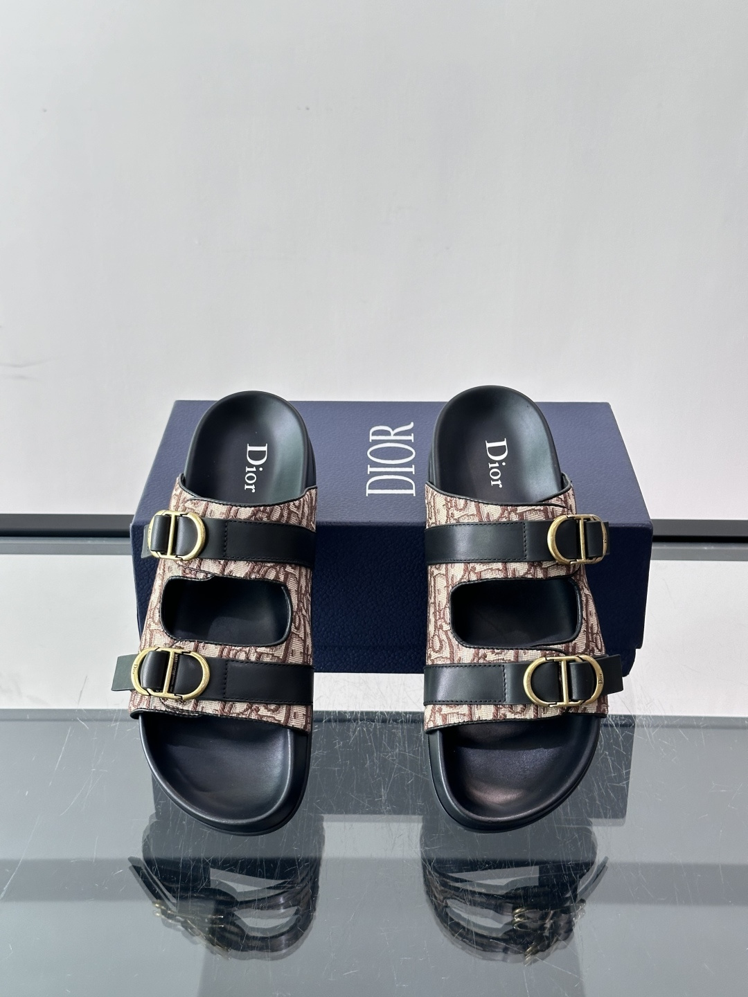 Dior Aqua 凉鞋Oblique 印花面料 这款经重新演绎的 Dior Aqua 凉鞋展现乔纳森·安德森 (Jon