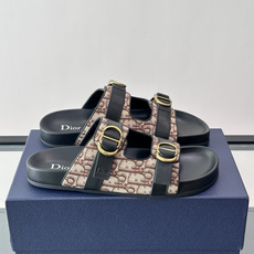 Dior Aqua 凉鞋Oblique 印花面料 这款经重新演绎的 Dior Aqua 凉鞋展现乔纳森·安德森 (Jon Dior Aqua 凉鞋Oblique 印花面料 这款经重新演绎的 Dior Aqua 凉鞋展现乔纳森·安德森 (Jon