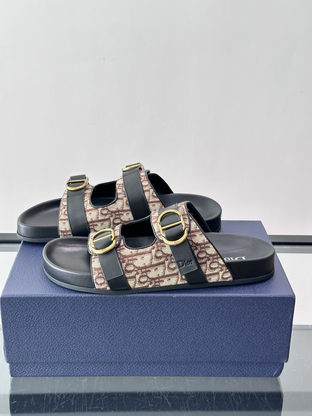 Dior Aqua 凉鞋Oblique 印花面料 这款经重新演绎的 Dior Aqua 凉鞋展现乔纳森·安德森 (Jon