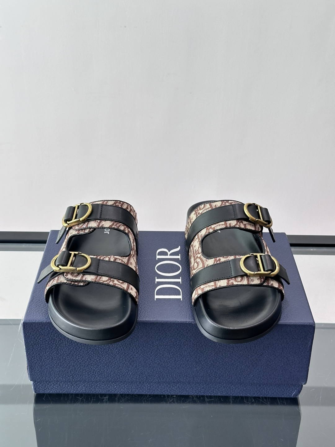 Dior Aqua 凉鞋Oblique 印花面料 这款经重新演绎的 Dior Aqua 凉鞋展现乔纳森·安德森 (Jon