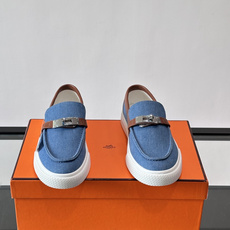 Hermès 帆布乐福鞋👞,牛仔帆布鞋面搭配皮革细节,银色金属扣件,白色厚底。这款走的是"休闲帆布"路线,牛仔 Hermès 帆布乐福鞋👞,牛仔帆布鞋面搭配皮革细节,银色金属扣件,白色厚底。这款走的是"休闲帆布"路线,牛仔