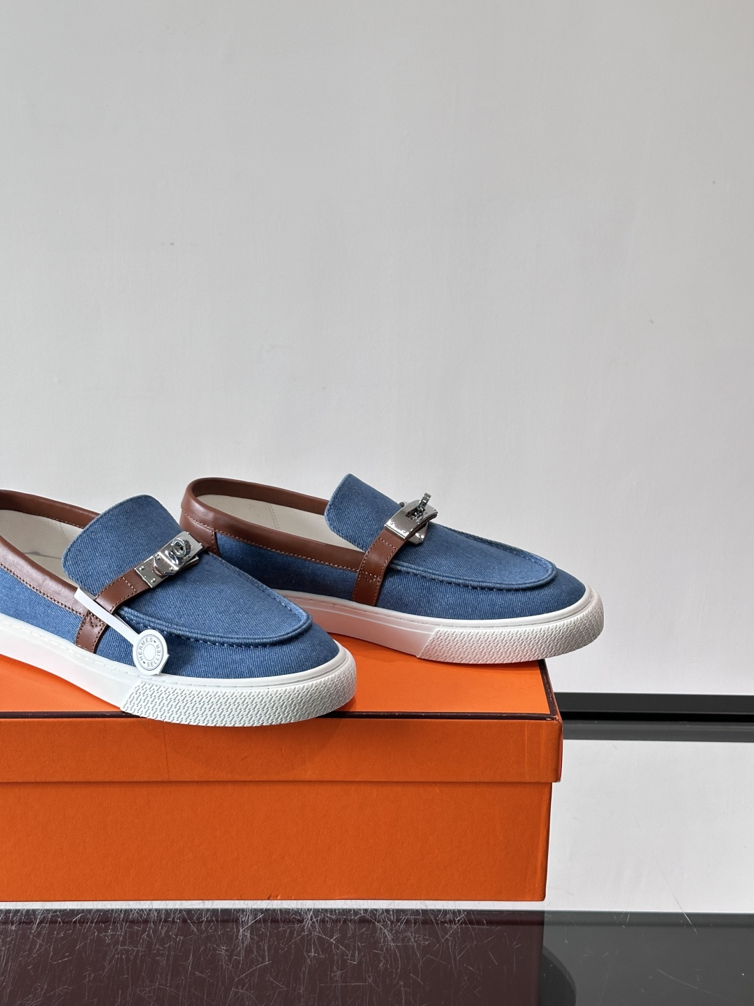 Hermès 帆布乐福鞋👞,牛仔帆布鞋面搭配皮革细节,银色金属扣件,白色厚底。这款走的是"休闲帆布"路线,牛仔 Hermès 帆布乐福鞋👞,牛仔帆布鞋面搭配皮革细节,银色金属扣件,白色厚底。这款走的是"休闲帆布"路线,牛仔