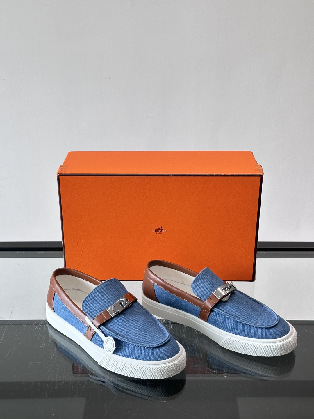 Hermès 帆布乐福鞋👞,牛仔帆布鞋面搭配皮革细节,银色金属扣件,白色厚底。这款走的是"休闲帆布"路线,牛仔 Hermès 帆布乐福鞋👞,牛仔帆布鞋面搭配皮革细节,银色金属扣件,白色厚底。这款走的是"休闲帆布"路线,牛仔
