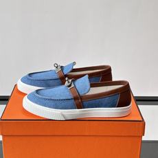 Hermès 帆布乐福鞋👞,牛仔帆布鞋面搭配皮革细节,银色金属扣件,白色厚底。这款走的是"休闲帆布"路线,牛仔 Hermès 帆布乐福鞋👞,牛仔帆布鞋面搭配皮革细节,银色金属扣件,白色厚底。这款走的是"休闲帆布"路线,牛仔