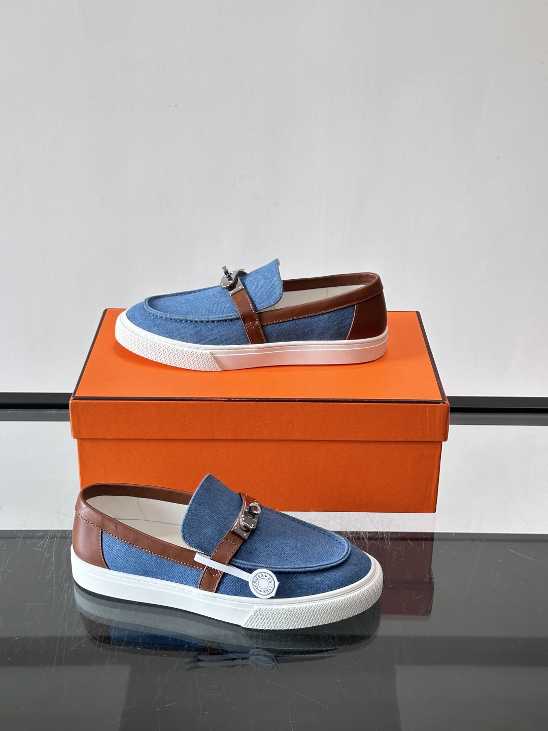 Hermès 帆布乐福鞋👞,牛仔帆布鞋面搭配皮革细节,银色金属扣件,白色厚底。这款走的是"休闲帆布"路线,牛仔 Hermès 帆布乐福鞋👞,牛仔帆布鞋面搭配皮革细节,银色金属扣件,白色厚底。这款走的是"休闲帆布"路线,牛仔