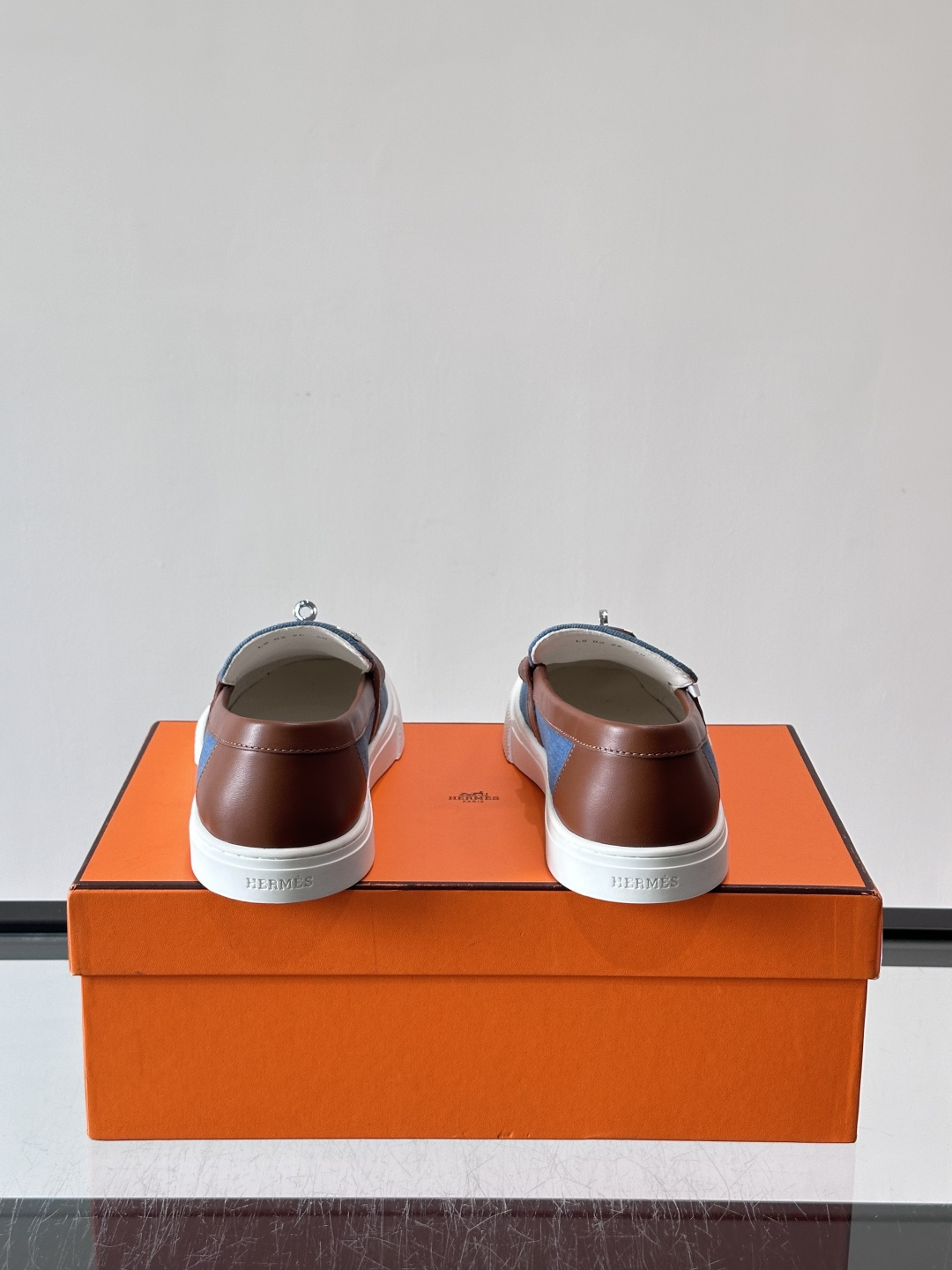 Hermès 帆布乐福鞋👞,牛仔帆布鞋面搭配皮革细节,银色金属扣件,白色厚底。这款走的是"休闲帆布"路线,牛仔 Hermès 帆布乐福鞋👞,牛仔帆布鞋面搭配皮革细节,银色金属扣件,白色厚底。这款走的是"休闲帆布"路线,牛仔