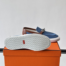 Hermès 帆布乐福鞋👞,牛仔帆布鞋面搭配皮革细节,银色金属扣件,白色厚底。这款走的是"休闲帆布"路线,牛仔 Hermès 帆布乐福鞋👞,牛仔帆布鞋面搭配皮革细节,银色金属扣件,白色厚底。这款走的是"休闲帆布"路线,牛仔
