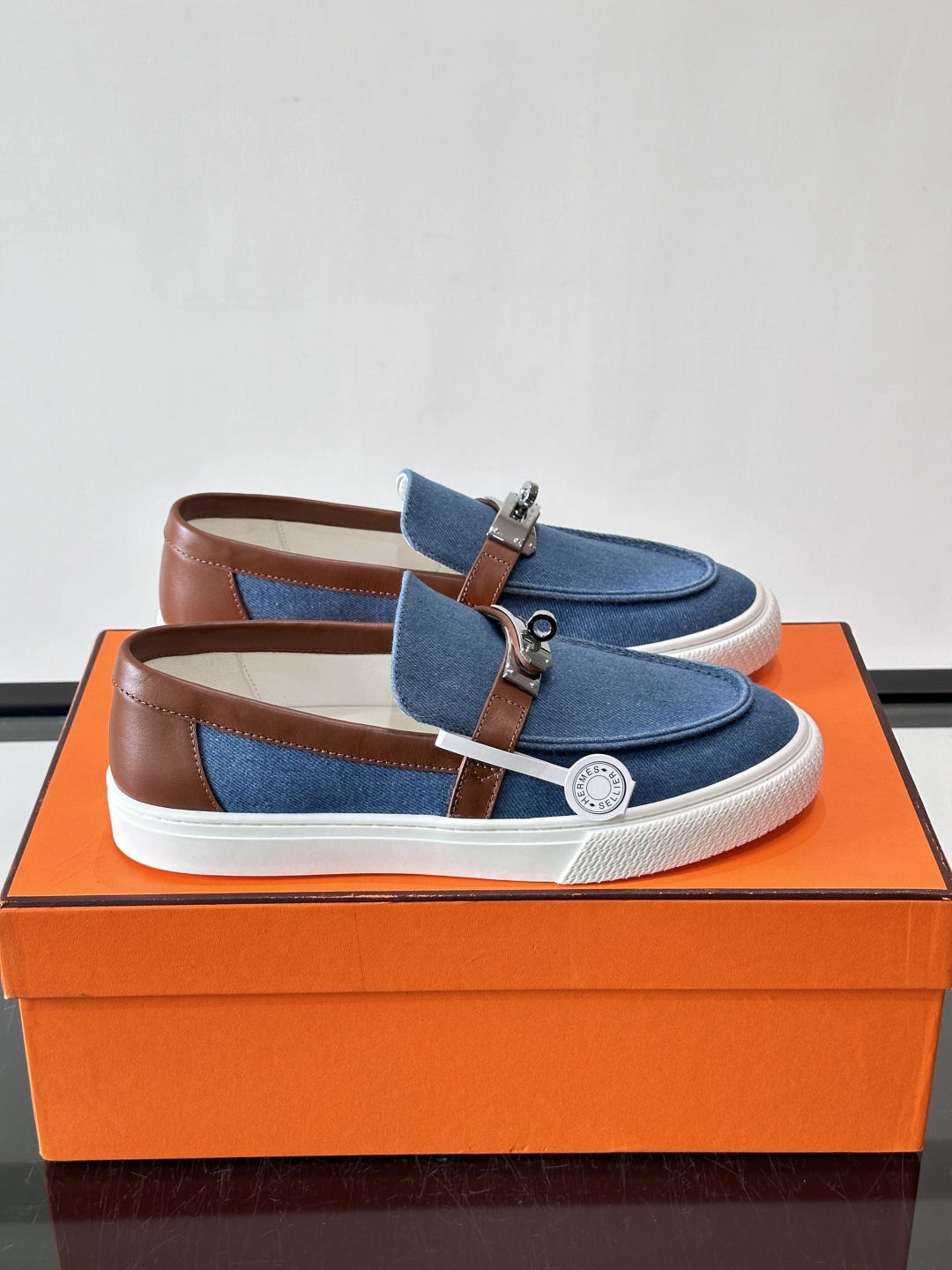 Hermès 帆布乐福鞋👞,牛仔帆布鞋面搭配皮革细节,银色金属扣件,白色厚底。这款走的是"休闲帆布"路线,牛仔 Hermès 帆布乐福鞋👞,牛仔帆布鞋面搭配皮革细节,银色金属扣件,白色厚底。这款走的是"休闲帆布"路线,牛仔