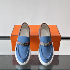 Hermès 帆布乐福鞋👞,牛仔帆布鞋面搭配皮革细节,银色金属扣件,白色厚底。这款走的是"休闲帆布"路线,牛仔 Hermès 帆布乐福鞋👞,牛仔帆布鞋面搭配皮革细节,银色金属扣件,白色厚底。这款走的是"休闲帆布"路线,牛仔