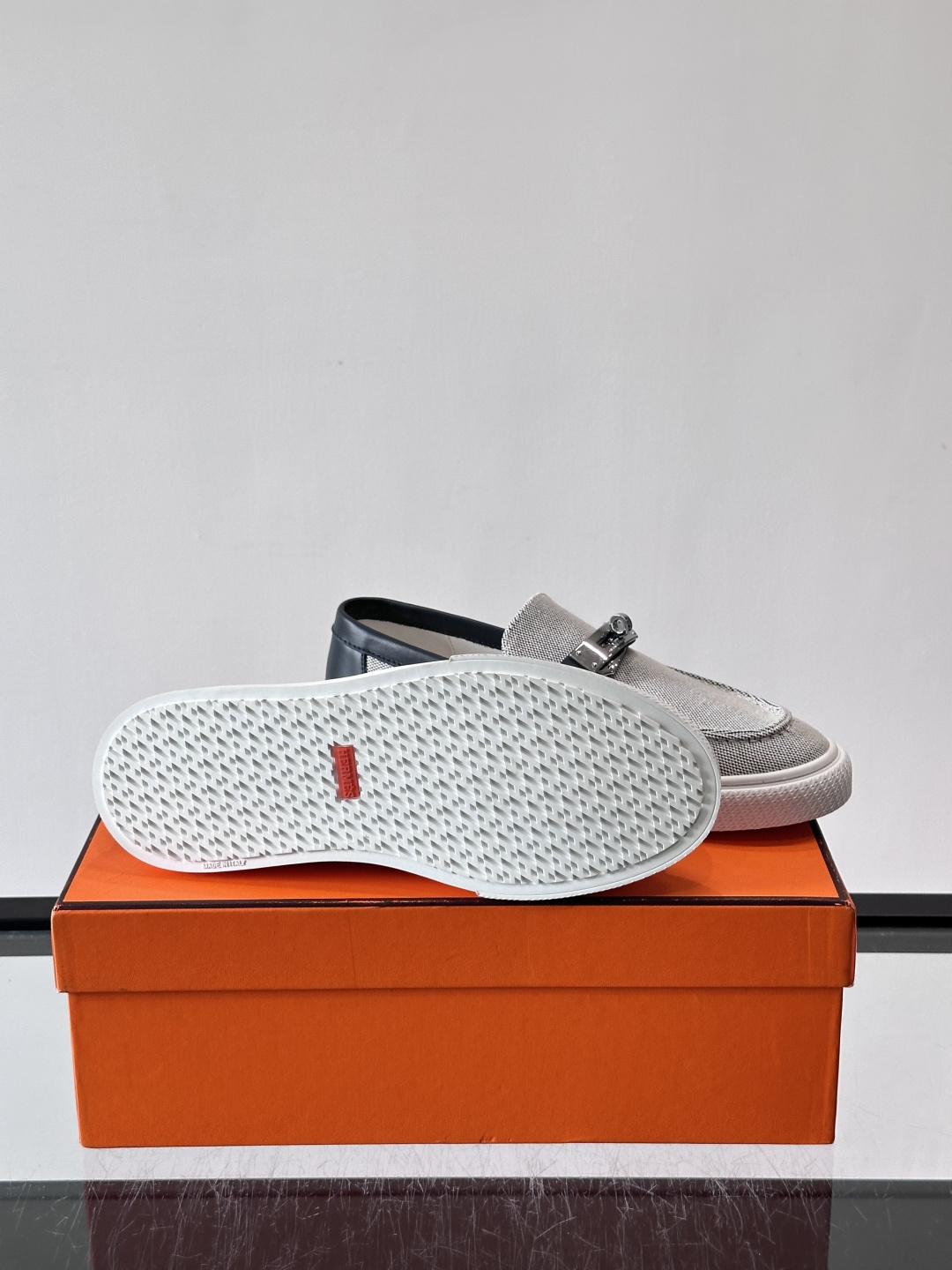 Hermès 帆布乐福鞋👞,牛仔帆布鞋面搭配皮革细节,银色金属扣件,白色厚底。这款走的是"休闲帆布"路线,牛仔 Hermès 帆布乐福鞋👞,牛仔帆布鞋面搭配皮革细节,银色金属扣件,白色厚底。这款走的是"休闲帆布"路线,牛仔