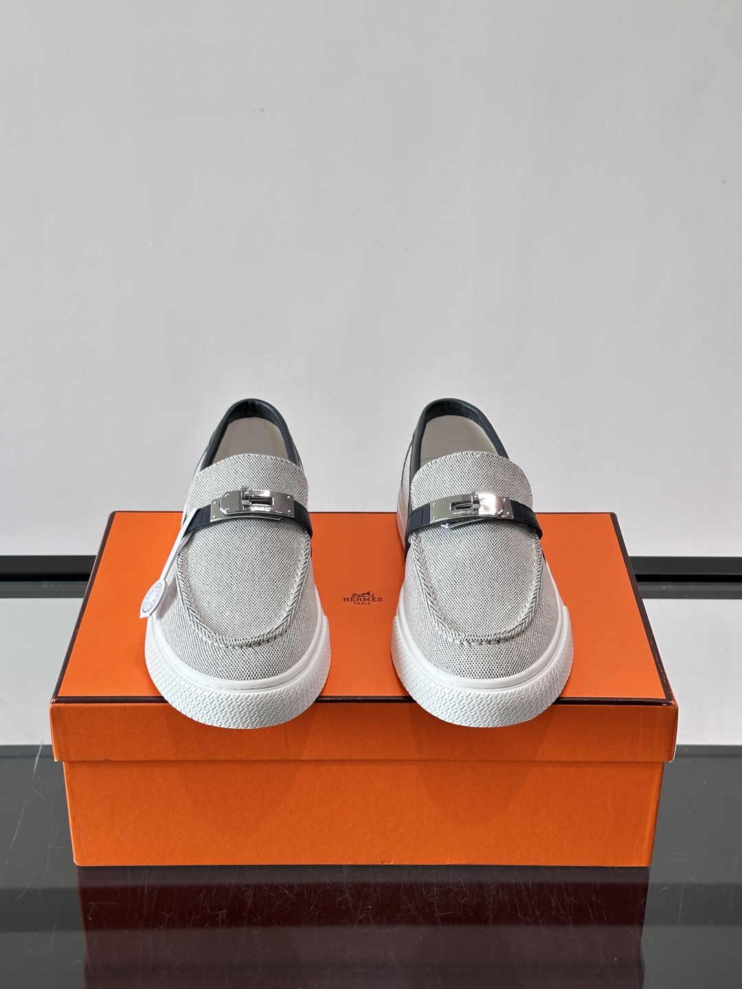 Hermès 帆布乐福鞋👞,牛仔帆布鞋面搭配皮革细节,银色金属扣件,白色厚底。这款走的是"休闲帆布"路线,牛仔 Hermès 帆布乐福鞋👞,牛仔帆布鞋面搭配皮革细节,银色金属扣件,白色厚底。这款走的是"休闲帆布"路线,牛仔