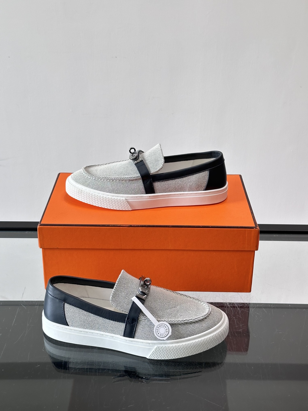 Hermès 帆布乐福鞋👞,牛仔帆布鞋面搭配皮革细节,银色金属扣件,白色厚底。这款走的是"休闲帆布"路线,牛仔 Hermès 帆布乐福鞋👞,牛仔帆布鞋面搭配皮革细节,银色金属扣件,白色厚底。这款走的是"休闲帆布"路线,牛仔