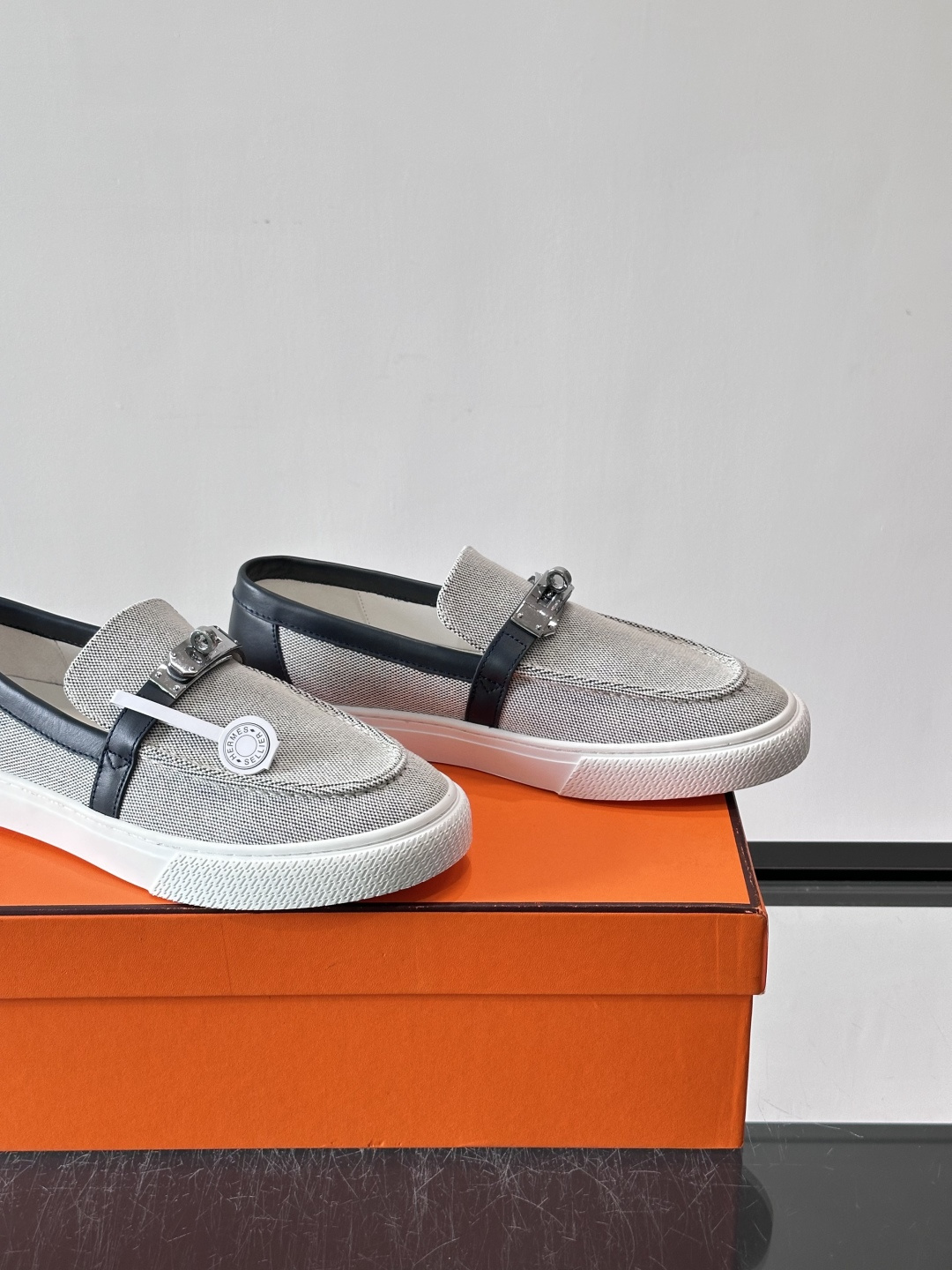 Hermès 帆布乐福鞋👞,牛仔帆布鞋面搭配皮革细节,银色金属扣件,白色厚底。这款走的是"休闲帆布"路线,牛仔 Hermès 帆布乐福鞋👞,牛仔帆布鞋面搭配皮革细节,银色金属扣件,白色厚底。这款走的是"休闲帆布"路线,牛仔