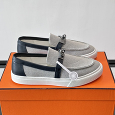 Hermès 帆布乐福鞋👞,牛仔帆布鞋面搭配皮革细节,银色金属扣件,白色厚底。这款走的是"休闲帆布"路线,牛仔 Hermès 帆布乐福鞋👞,牛仔帆布鞋面搭配皮革细节,银色金属扣件,白色厚底。这款走的是"休闲帆布"路线,牛仔
