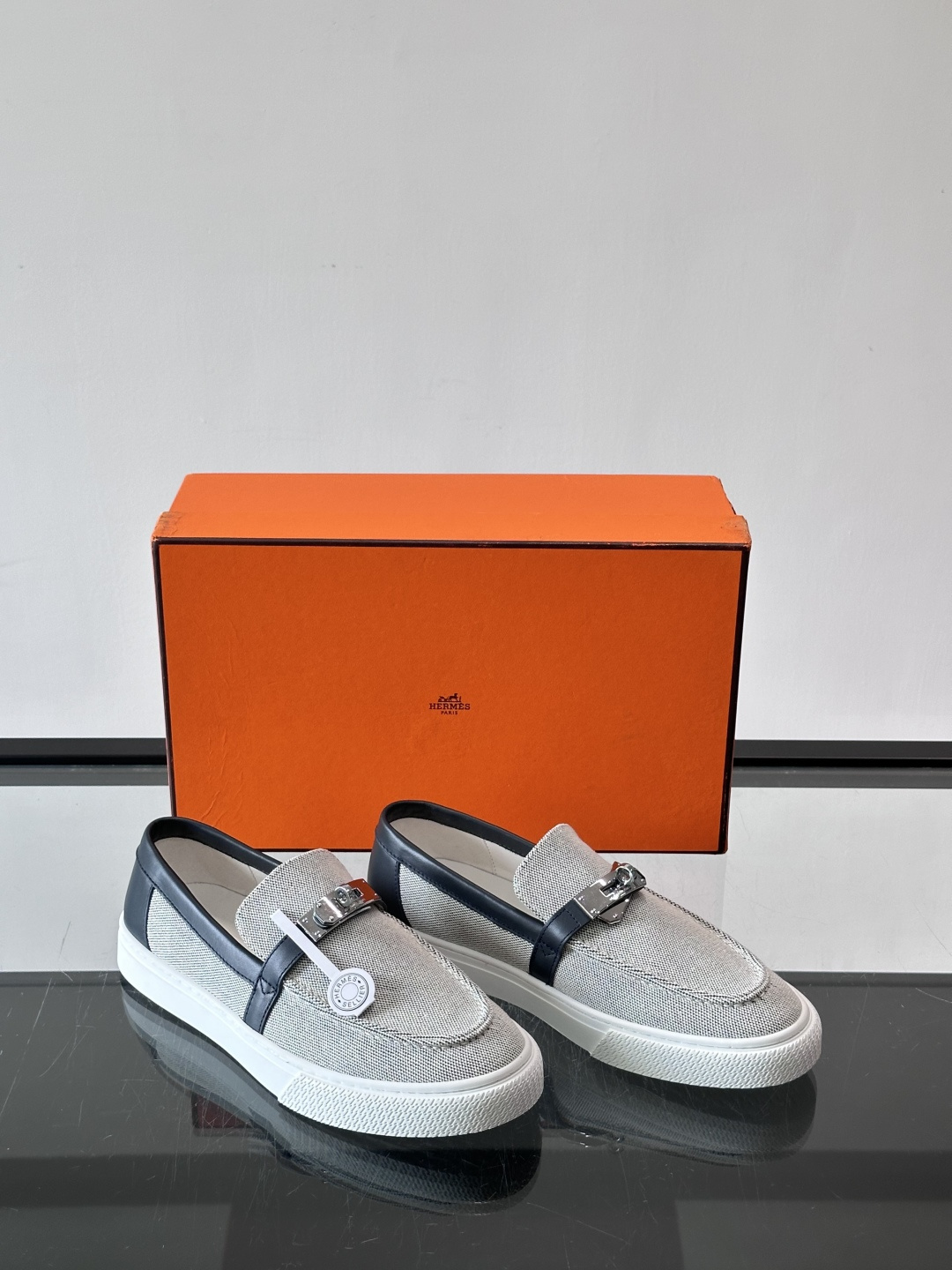 Hermès 帆布乐福鞋👞,牛仔帆布鞋面搭配皮革细节,银色金属扣件,白色厚底。这款走的是"休闲帆布"路线,牛仔 Hermès 帆布乐福鞋👞,牛仔帆布鞋面搭配皮革细节,银色金属扣件,白色厚底。这款走的是"休闲帆布"路线,牛仔