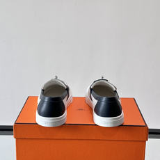 Hermès 帆布乐福鞋👞,牛仔帆布鞋面搭配皮革细节,银色金属扣件,白色厚底。这款走的是"休闲帆布"路线,牛仔 Hermès 帆布乐福鞋👞,牛仔帆布鞋面搭配皮革细节,银色金属扣件,白色厚底。这款走的是"休闲帆布"路线,牛仔