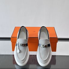 Hermès 帆布乐福鞋👞,牛仔帆布鞋面搭配皮革细节,银色金属扣件,白色厚底。这款走的是"休闲帆布"路线,牛仔 Hermès 帆布乐福鞋👞,牛仔帆布鞋面搭配皮革细节,银色金属扣件,白色厚底。这款走的是"休闲帆布"路线,牛仔