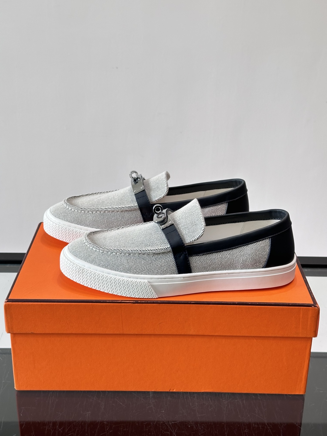 Hermès 帆布乐福鞋👞,牛仔帆布鞋面搭配皮革细节,银色金属扣件,白色厚底。这款走的是"休闲帆布"路线,牛仔 Hermès 帆布乐福鞋👞,牛仔帆布鞋面搭配皮革细节,银色金属扣件,白色厚底。这款走的是"休闲帆布"路线,牛仔