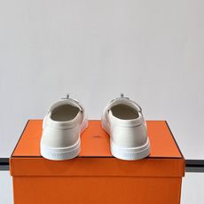 Hermès 帆布乐福鞋👞,牛仔帆布鞋面搭配皮革细节,银色金属扣件,白色厚底。这款走的是"休闲帆布"路线,牛仔 Hermès 帆布乐福鞋👞,牛仔帆布鞋面搭配皮革细节,银色金属扣件,白色厚底。这款走的是"休闲帆布"路线,牛仔