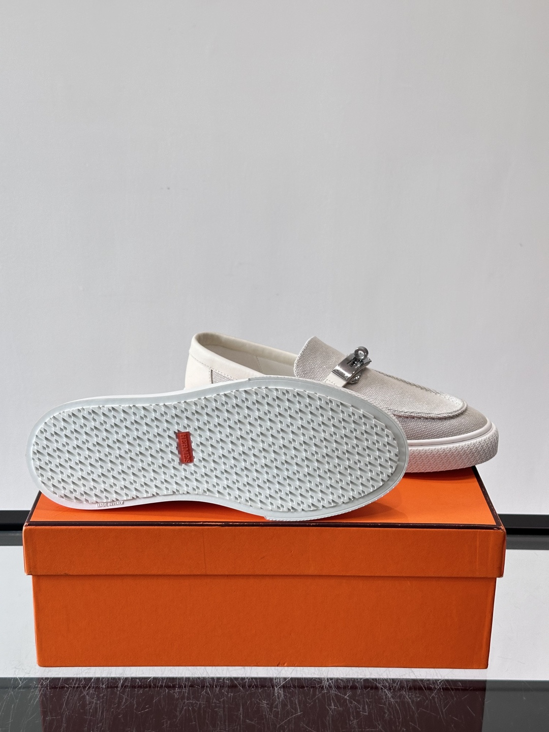 Hermès 帆布乐福鞋👞,牛仔帆布鞋面搭配皮革细节,银色金属扣件,白色厚底。这款走的是"休闲帆布"路线,牛仔 Hermès 帆布乐福鞋👞,牛仔帆布鞋面搭配皮革细节,银色金属扣件,白色厚底。这款走的是"休闲帆布"路线,牛仔
