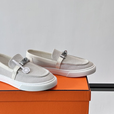 Hermès 帆布乐福鞋👞,牛仔帆布鞋面搭配皮革细节,银色金属扣件,白色厚底。这款走的是"休闲帆布"路线,牛仔 Hermès 帆布乐福鞋👞,牛仔帆布鞋面搭配皮革细节,银色金属扣件,白色厚底。这款走的是"休闲帆布"路线,牛仔
