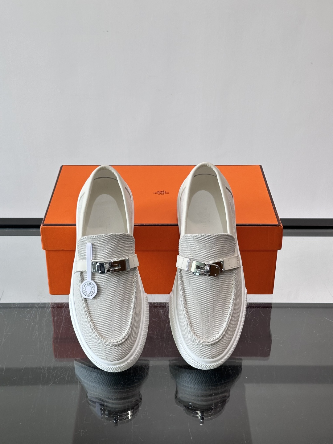 Hermès 帆布乐福鞋👞,牛仔帆布鞋面搭配皮革细节,银色金属扣件,白色厚底。这款走的是"休闲帆布"路线,牛仔 Hermès 帆布乐福鞋👞,牛仔帆布鞋面搭配皮革细节,银色金属扣件,白色厚底。这款走的是"休闲帆布"路线,牛仔