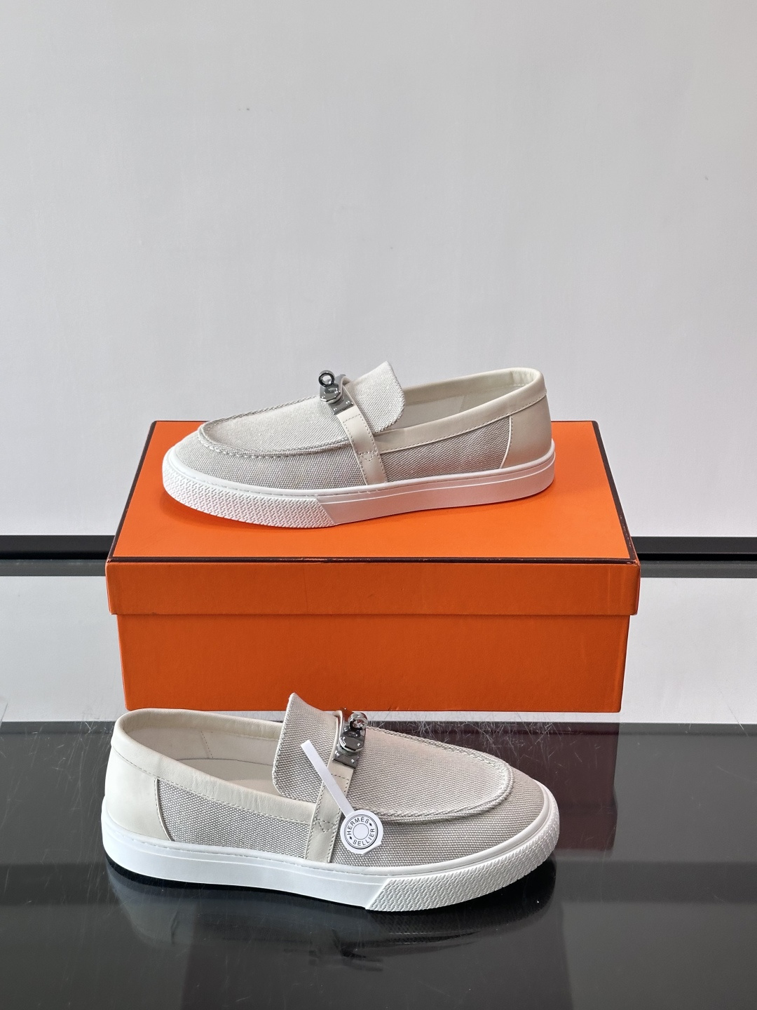 Hermès 帆布乐福鞋👞,牛仔帆布鞋面搭配皮革细节,银色金属扣件,白色厚底。这款走的是"休闲帆布"路线,牛仔 Hermès 帆布乐福鞋👞,牛仔帆布鞋面搭配皮革细节,银色金属扣件,白色厚底。这款走的是"休闲帆布"路线,牛仔
