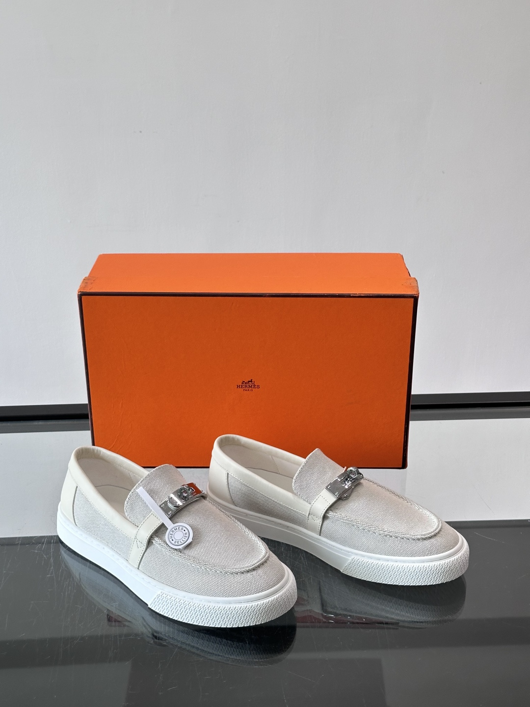 Hermès 帆布乐福鞋👞,牛仔帆布鞋面搭配皮革细节,银色金属扣件,白色厚底。这款走的是"休闲帆布"路线,牛仔 Hermès 帆布乐福鞋👞,牛仔帆布鞋面搭配皮革细节,银色金属扣件,白色厚底。这款走的是"休闲帆布"路线,牛仔