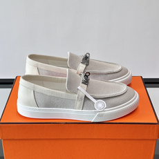 Hermès 帆布乐福鞋👞,牛仔帆布鞋面搭配皮革细节,银色金属扣件,白色厚底。这款走的是"休闲帆布"路线,牛仔 Hermès 帆布乐福鞋👞,牛仔帆布鞋面搭配皮革细节,银色金属扣件,白色厚底。这款走的是"休闲帆布"路线,牛仔