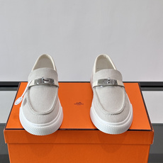 Hermès 帆布乐福鞋👞,牛仔帆布鞋面搭配皮革细节,银色金属扣件,白色厚底。这款走的是"休闲帆布"路线,牛仔 Hermès 帆布乐福鞋👞,牛仔帆布鞋面搭配皮革细节,银色金属扣件,白色厚底。这款走的是"休闲帆布"路线,牛仔
