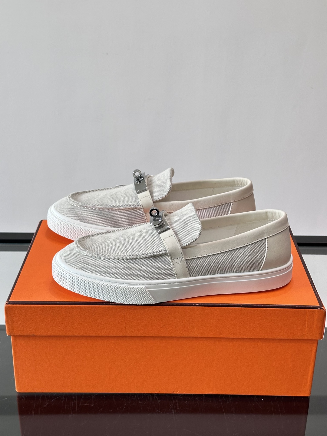 Hermès 帆布乐福鞋👞,牛仔帆布鞋面搭配皮革细节,银色金属扣件,白色厚底。这款走的是"休闲帆布"路线,牛仔 Hermès 帆布乐福鞋👞,牛仔帆布鞋面搭配皮革细节,银色金属扣件,白色厚底。这款走的是"休闲帆布"路线,牛仔