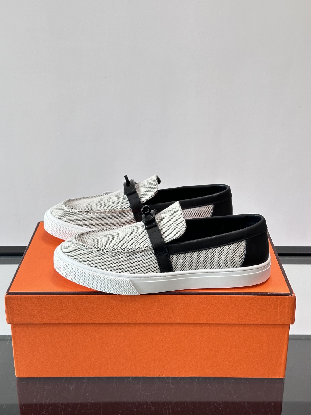 Hermès 帆布乐福鞋👞,牛仔帆布鞋面搭配皮革细节,银色金属扣件,白色厚底。这款走的是"休闲帆布"路线,牛仔 Hermès 帆布乐福鞋👞,牛仔帆布鞋面搭配皮革细节,银色金属扣件,白色厚底。这款走的是"休闲帆布"路线,牛仔
