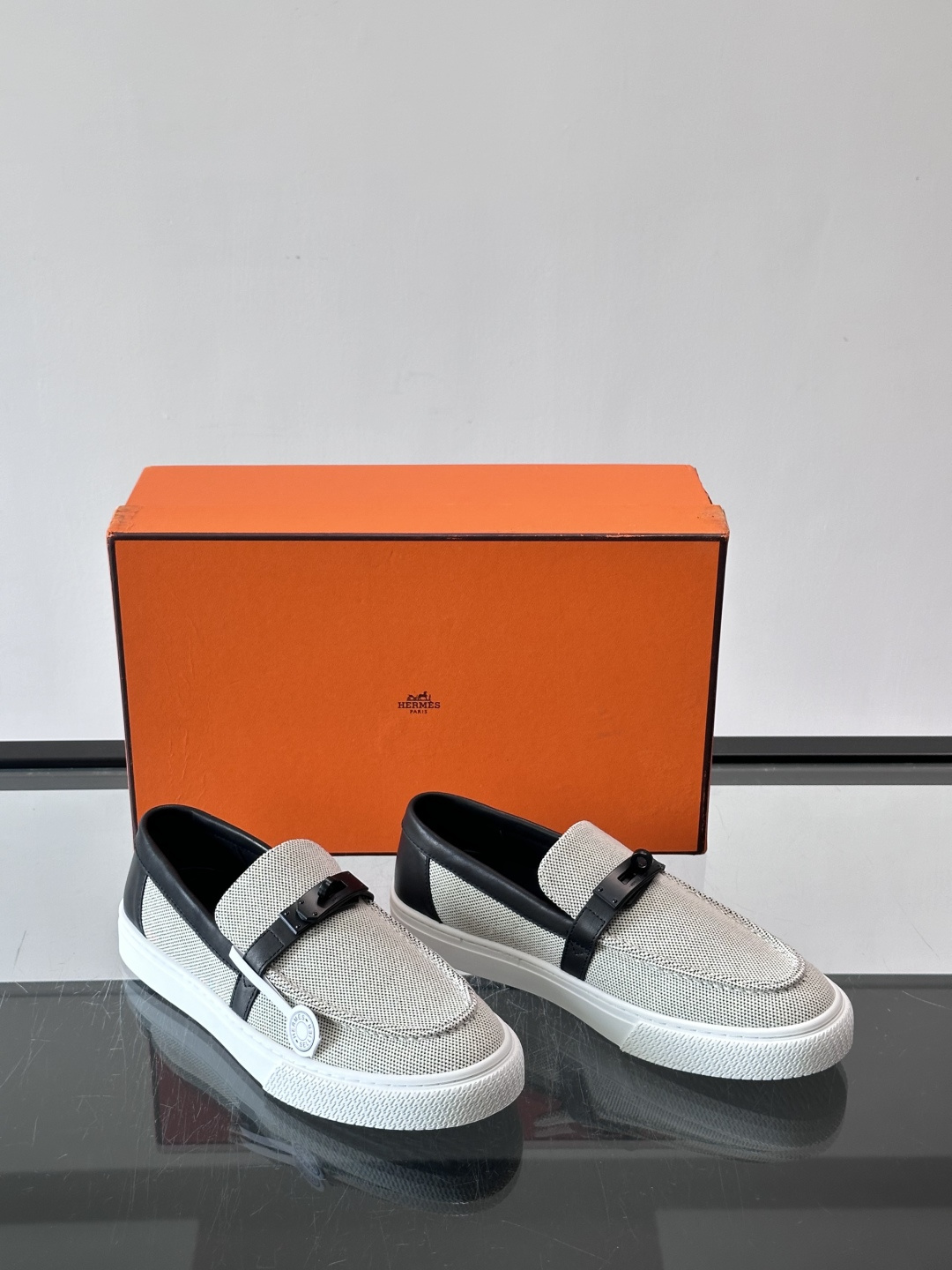 Hermès 帆布乐福鞋👞,牛仔帆布鞋面搭配皮革细节,银色金属扣件,白色厚底。这款走的是"休闲帆布"路线,牛仔 Hermès 帆布乐福鞋👞,牛仔帆布鞋面搭配皮革细节,银色金属扣件,白色厚底。这款走的是"休闲帆布"路线,牛仔