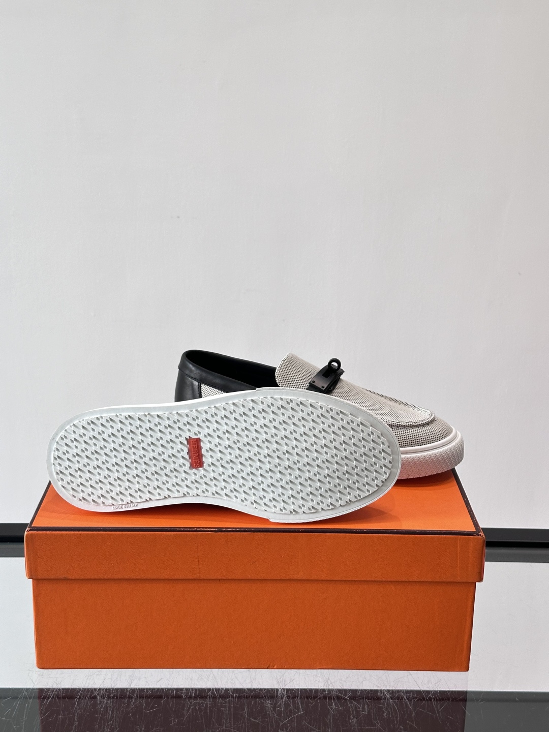 Hermès 帆布乐福鞋👞,牛仔帆布鞋面搭配皮革细节,银色金属扣件,白色厚底。这款走的是"休闲帆布"路线,牛仔 Hermès 帆布乐福鞋👞,牛仔帆布鞋面搭配皮革细节,银色金属扣件,白色厚底。这款走的是"休闲帆布"路线,牛仔