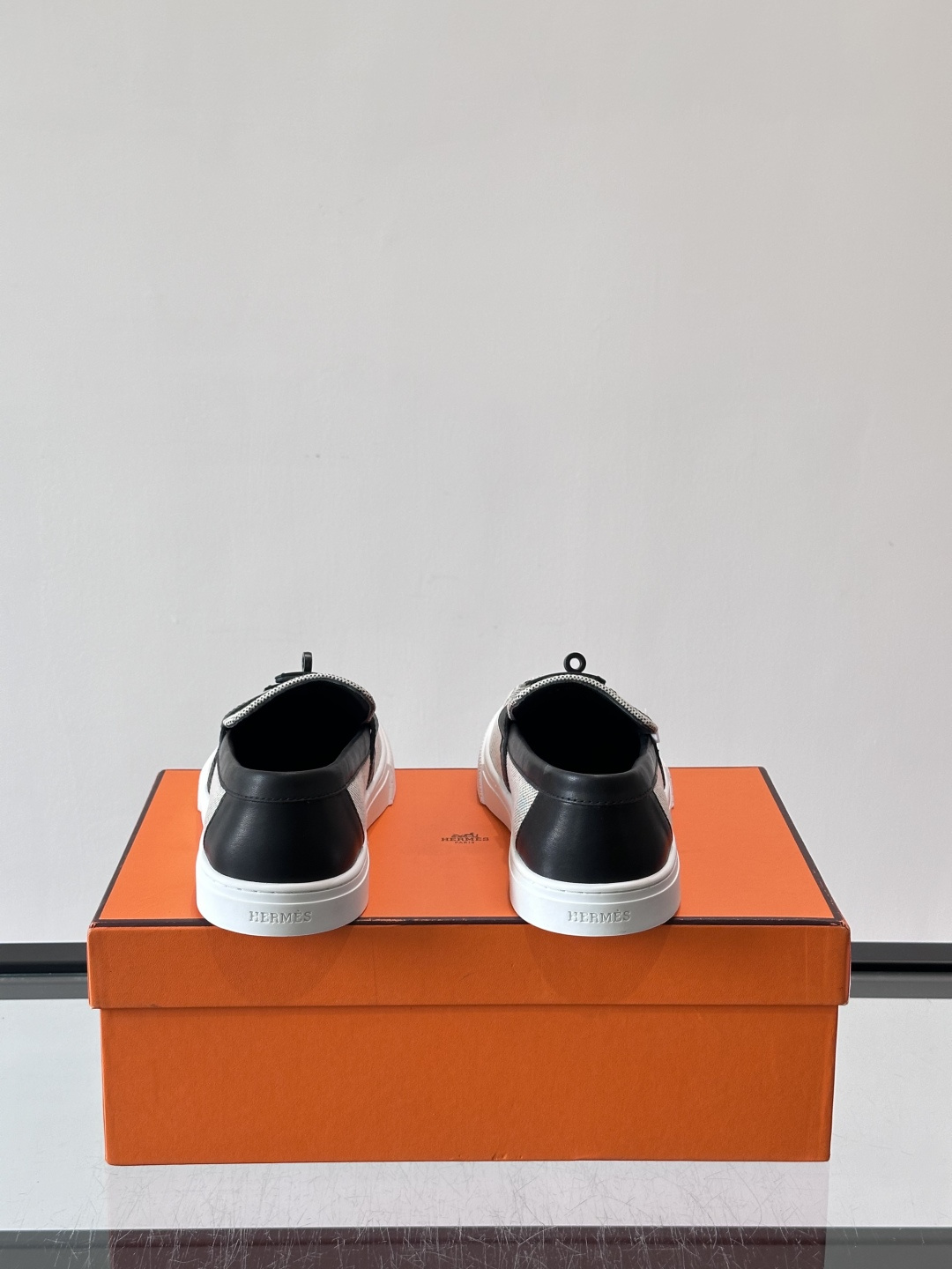 Hermès 帆布乐福鞋👞,牛仔帆布鞋面搭配皮革细节,银色金属扣件,白色厚底。这款走的是"休闲帆布"路线,牛仔 Hermès 帆布乐福鞋👞,牛仔帆布鞋面搭配皮革细节,银色金属扣件,白色厚底。这款走的是"休闲帆布"路线,牛仔