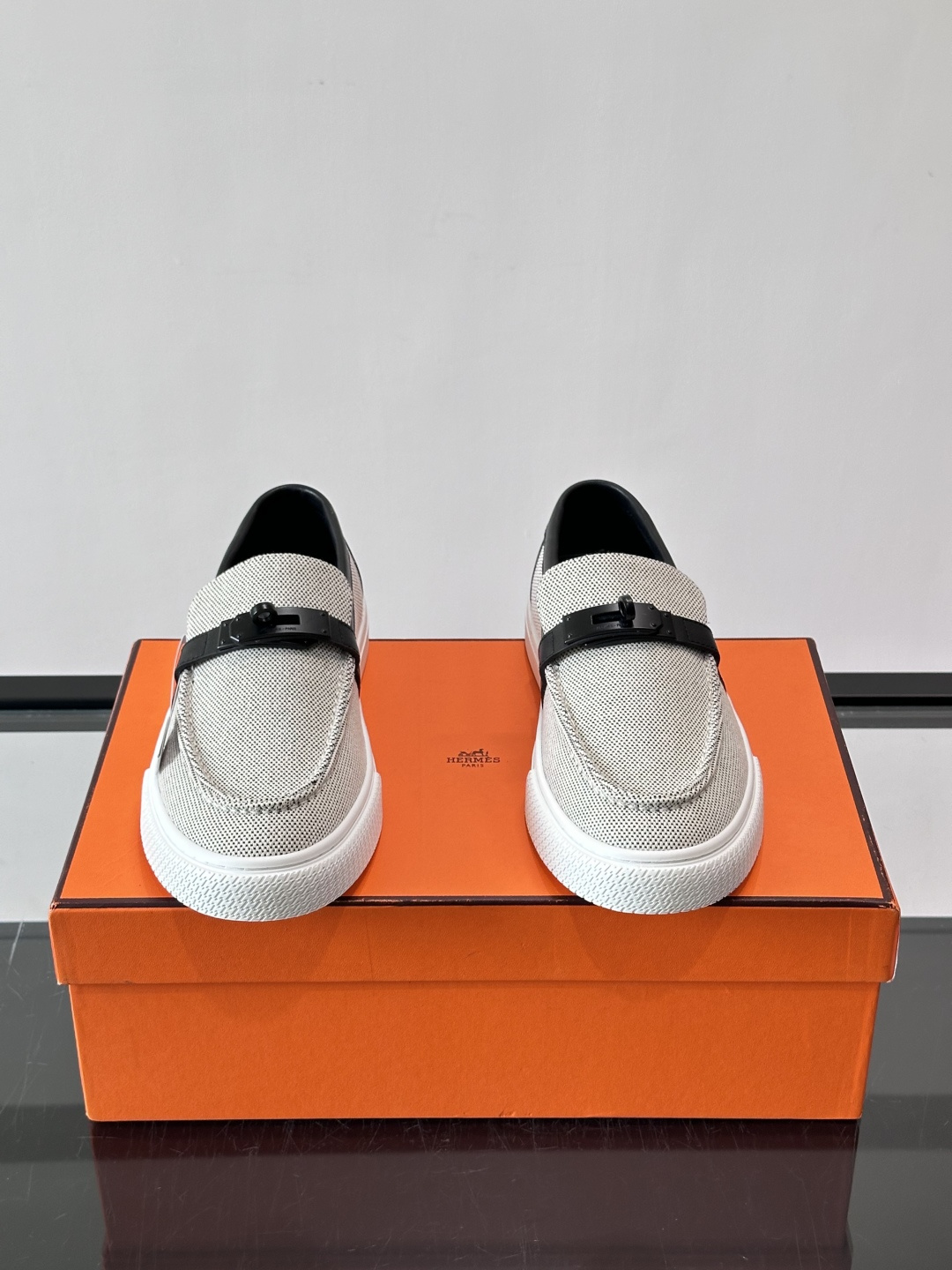 Hermès 帆布乐福鞋👞,牛仔帆布鞋面搭配皮革细节,银色金属扣件,白色厚底。这款走的是"休闲帆布"路线,牛仔 Hermès 帆布乐福鞋👞,牛仔帆布鞋面搭配皮革细节,银色金属扣件,白色厚底。这款走的是"休闲帆布"路线,牛仔