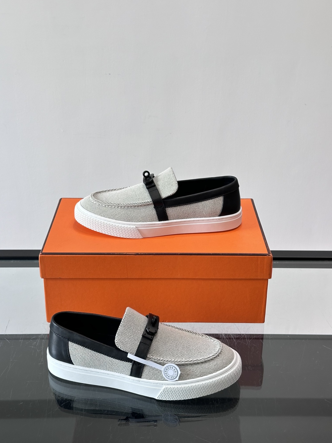 Hermès 帆布乐福鞋👞,牛仔帆布鞋面搭配皮革细节,银色金属扣件,白色厚底。这款走的是"休闲帆布"路线,牛仔 Hermès 帆布乐福鞋👞,牛仔帆布鞋面搭配皮革细节,银色金属扣件,白色厚底。这款走的是"休闲帆布"路线,牛仔
