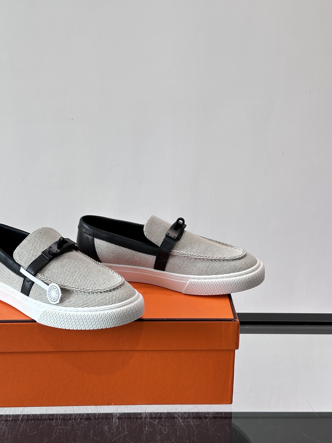 Hermès 帆布乐福鞋👞,牛仔帆布鞋面搭配皮革细节,银色金属扣件,白色厚底。这款走的是"休闲帆布"路线,牛仔 Hermès 帆布乐福鞋👞,牛仔帆布鞋面搭配皮革细节,银色金属扣件,白色厚底。这款走的是"休闲帆布"路线,牛仔