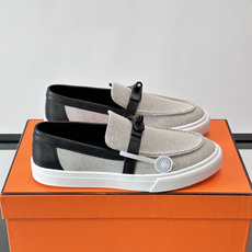 Hermès 帆布乐福鞋👞,牛仔帆布鞋面搭配皮革细节,银色金属扣件,白色厚底。这款走的是"休闲帆布"路线,牛仔 Hermès 帆布乐福鞋👞,牛仔帆布鞋面搭配皮革细节,银色金属扣件,白色厚底。这款走的是"休闲帆布"路线,牛仔