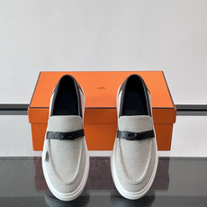 Hermès 帆布乐福鞋👞,牛仔帆布鞋面搭配皮革细节,银色金属扣件,白色厚底。这款走的是"休闲帆布"路线,牛仔 Hermès 帆布乐福鞋👞,牛仔帆布鞋面搭配皮革细节,银色金属扣件,白色厚底。这款走的是"休闲帆布"路线,牛仔