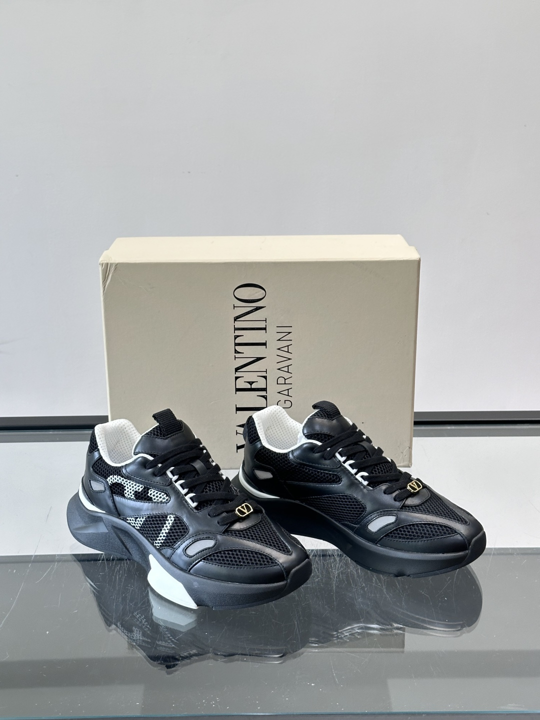 VALENTINO华伦天奴 GARAVANI DEMIVEE 条纹嵌饰网眼织物低帮运动鞋侧面 VLOGO SIGNATU