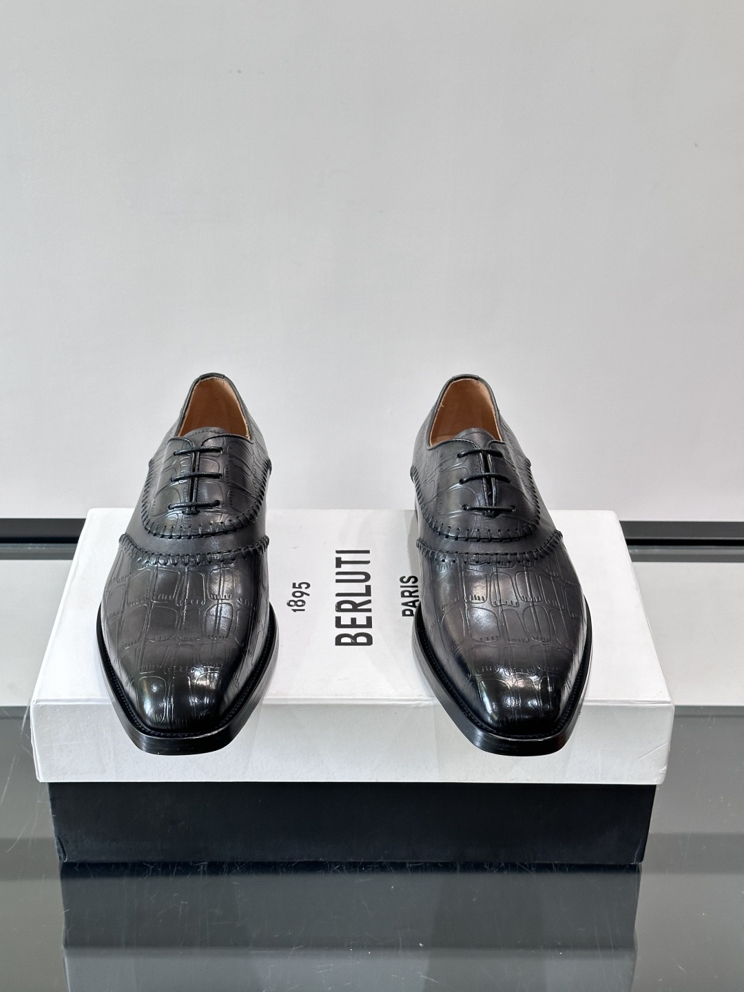Berluti/布鲁提高端真皮大底正装皮鞋,采用进口牛皮鞋面 柔软有型,手工改色工艺,低调奢华气质,舒适透气版型,小牛皮 Berluti/布鲁提高端真皮大底正装皮鞋,采用进口牛皮鞋面 柔软有型,手工改色工艺,低调奢华气质,舒适透气版型,小牛皮
