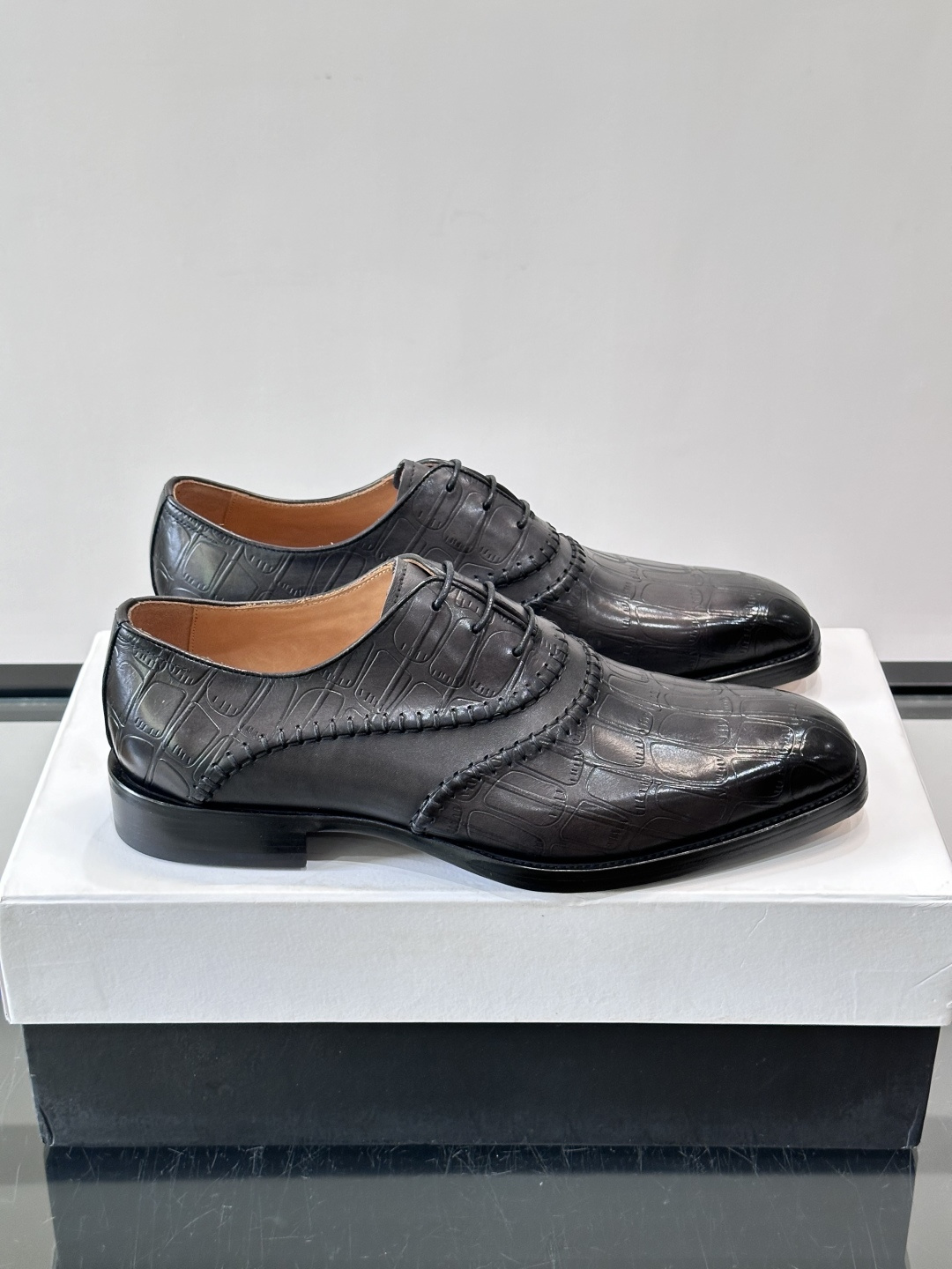 Berluti/布鲁提高端真皮大底正装皮鞋,采用进口牛皮鞋面 柔软有型,手工改色工艺,低调奢华气质,舒适透气版型,小牛皮 Berluti/布鲁提高端真皮大底正装皮鞋,采用进口牛皮鞋面 柔软有型,手工改色工艺,低调奢华气质,舒适透气版型,小牛皮