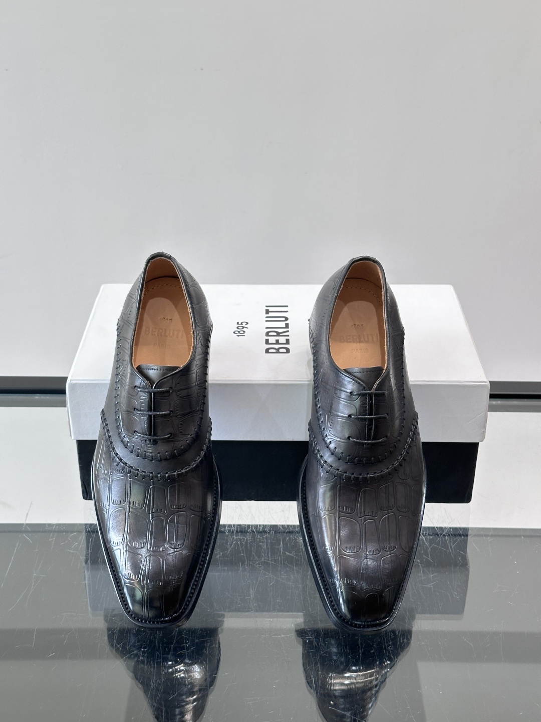 Berluti/布鲁提高端真皮大底正装皮鞋,采用进口牛皮鞋面 柔软有型,手工改色工艺,低调奢华气质,舒适透气版型,小牛皮 Berluti/布鲁提高端真皮大底正装皮鞋,采用进口牛皮鞋面 柔软有型,手工改色工艺,低调奢华气质,舒适透气版型,小牛皮
