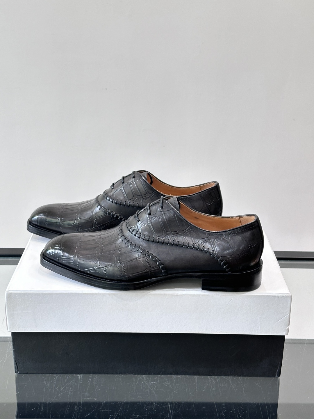 Berluti/布鲁提高端真皮大底正装皮鞋,采用进口牛皮鞋面 柔软有型,手工改色工艺,低调奢华气质,舒适透气版型,小牛皮 Berluti/布鲁提高端真皮大底正装皮鞋,采用进口牛皮鞋面 柔软有型,手工改色工艺,低调奢华气质,舒适透气版型,小牛皮